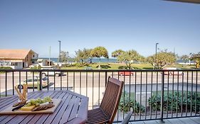 Kings Beach Oceanfront Apartment With Pool